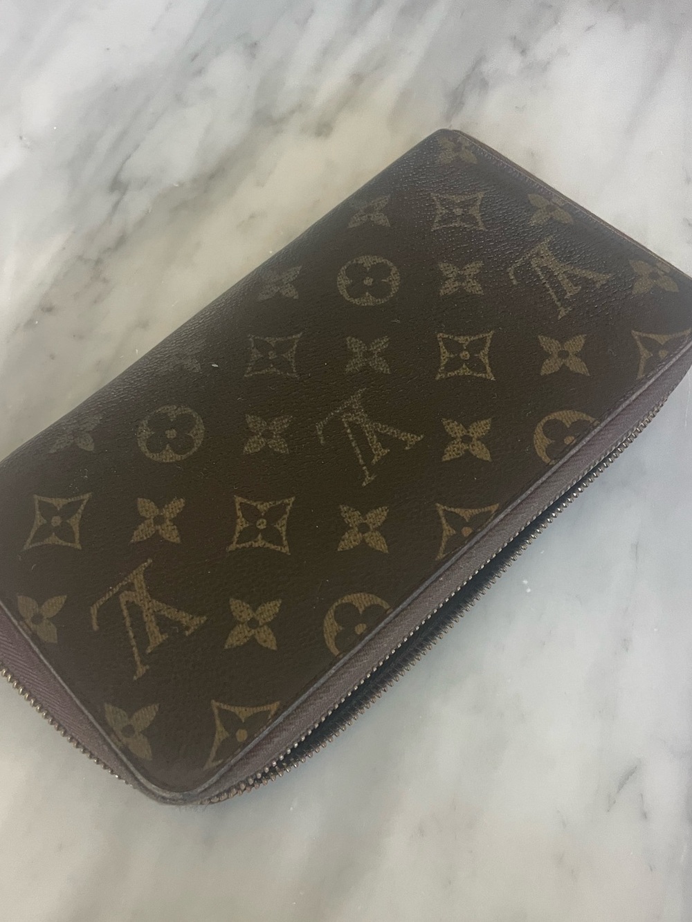 🌸authentic Louis Vuitton organizer wallet. Fits passport